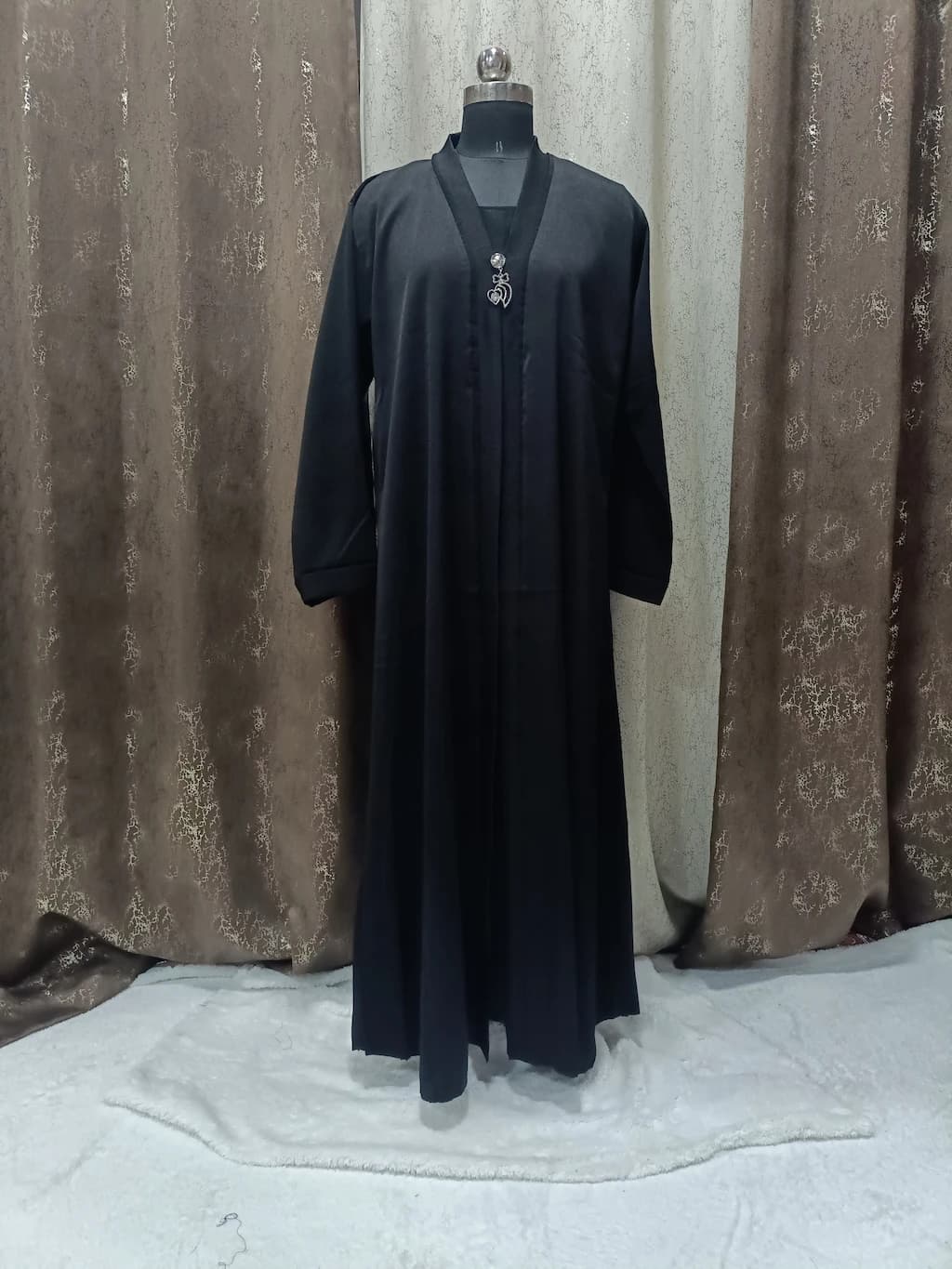 Black Shrug Abaya With Brooch In Tik Tok Fabric thumbnail 3