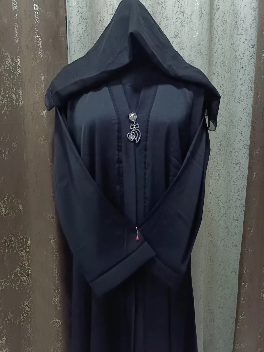 Black Shrug Abaya With Brooch In Tik Tok Fabric thumbnail 4